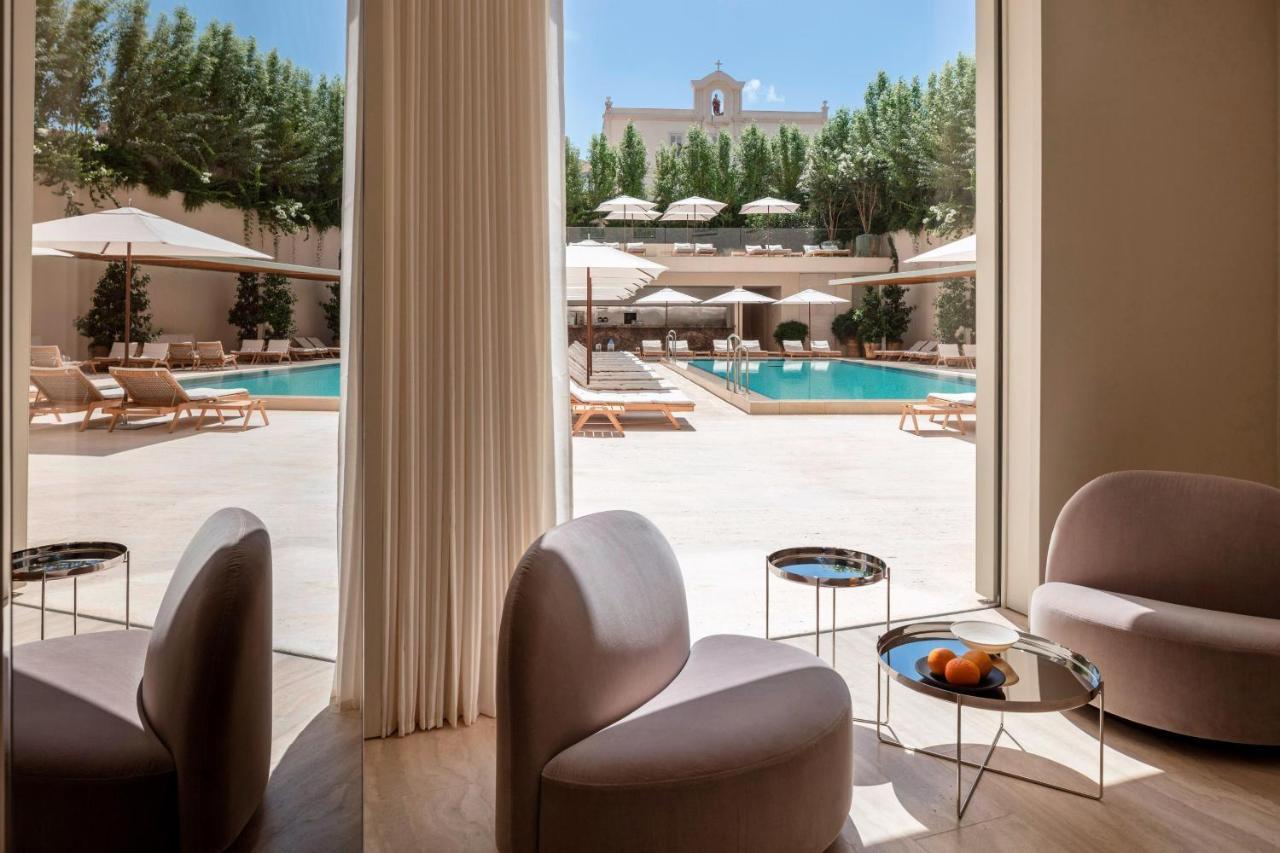 Geräumigeres Executive Zimmer mit Kingsize-Bett und Poolblick